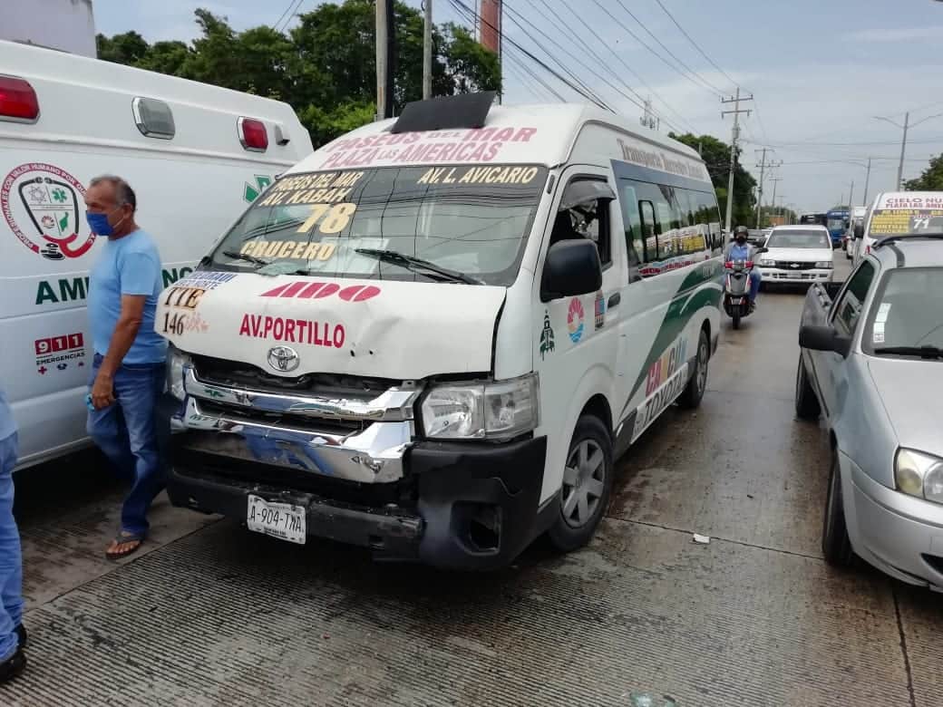 Choca combi en Cancún y hay tres personas lesionadas