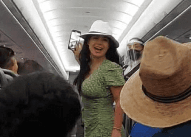 #LadyCovidCancún: la bajan del avión por provocar caos en estado de 'ebriedad'