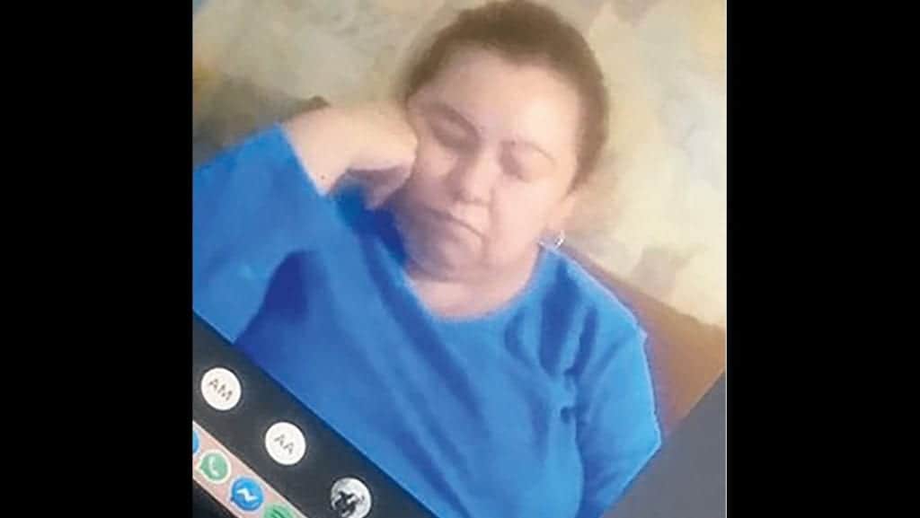 Maestra se vuelve viral por quedarse dormida durante clase en línea