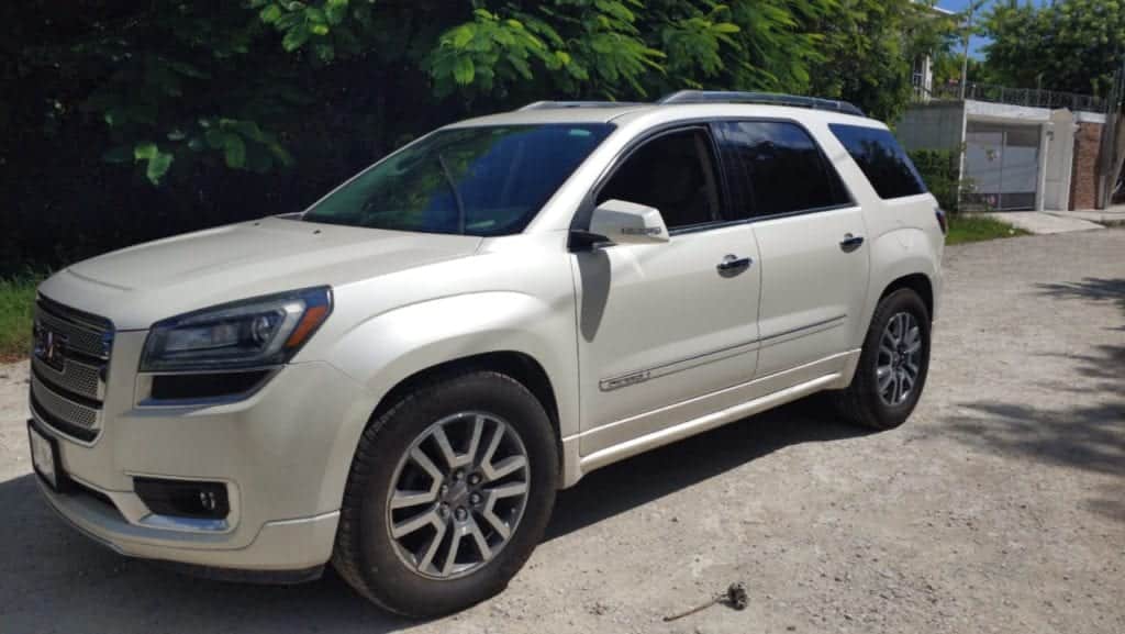 Detienen a hombre en camioneta robada y baleada en Cancún