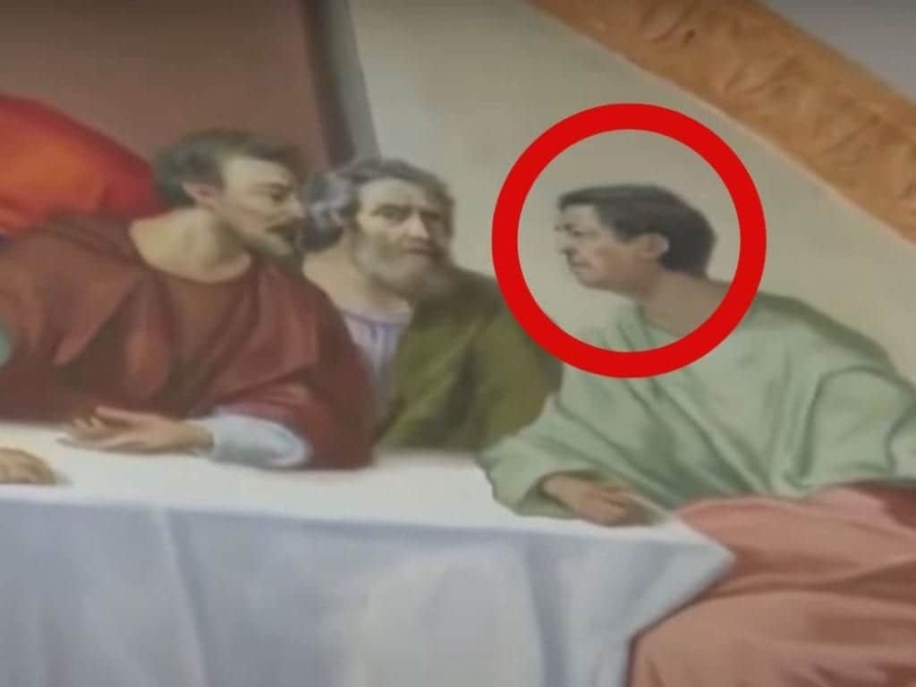 ¡Junto a Jesucristo! Sacerdote se mandó a pintar en cuadro de "La Última Cena"
