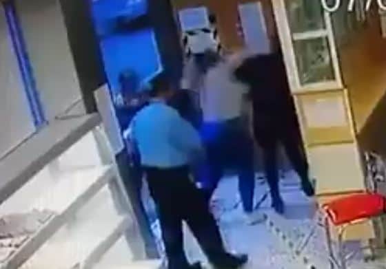 Mujer se enfrentó a puñetazos con joven en una panadería y la apodan #LadyAgresiva