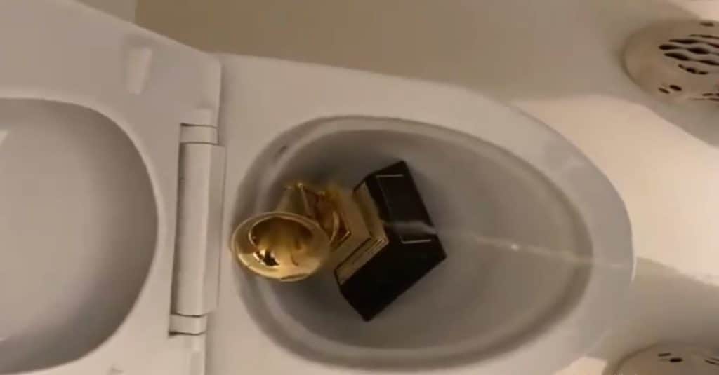 Kanye West se autoproclamó el nuevo Moisés y orina sobre un Grammy