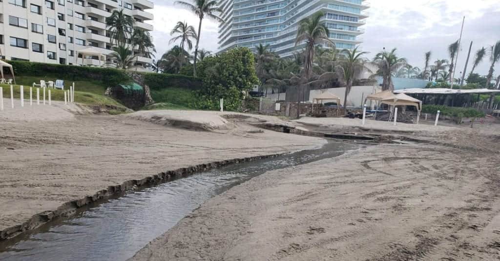 Nuevamente reportan aguas negras en Playa Diamante, Acapulco