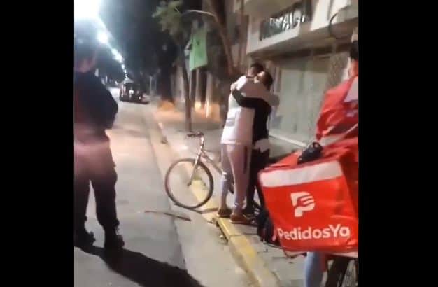 Gran gesto: Es repartidor, le robaron su bicicleta y la clienta le regaló la suya