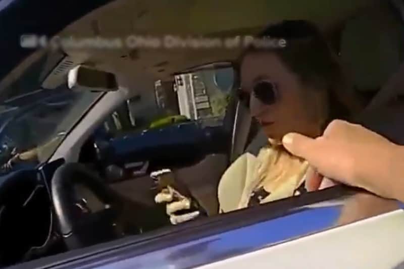 Video: Mujer insulta a policía que la detuvo por usar su celular mientras conducía