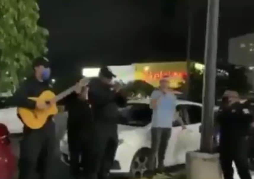 Joven de QRoo que canta por propinas fue sorprendido por orquesta de la SSP