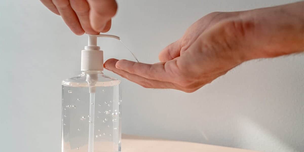 Alertan que gel antibacterial con metanol prohibido sigue su venta en México