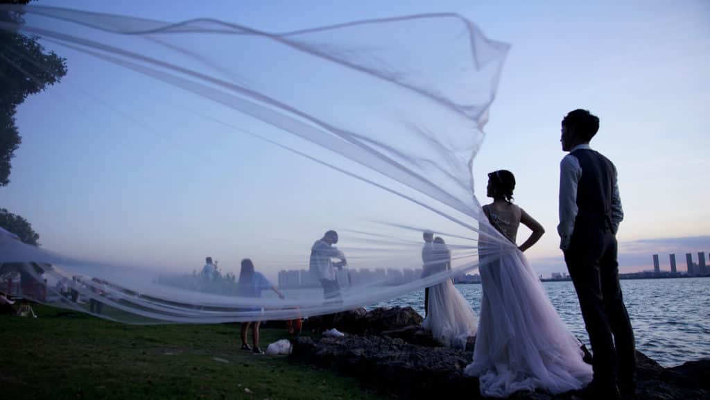 Video: Novia muere en sesión de fotos tras ser arrastrada por las olas