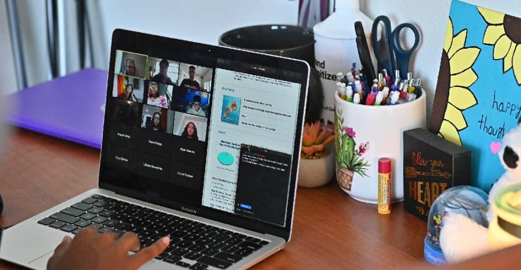 Maestra padecía coronavirus y muere mientras daba clases en línea