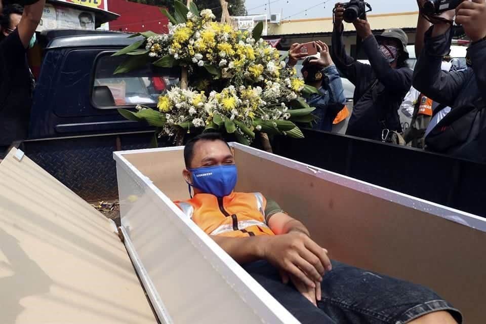Permanecer en un 'ataúd': el castigo a quien no usa cubrebocas en Indonesia