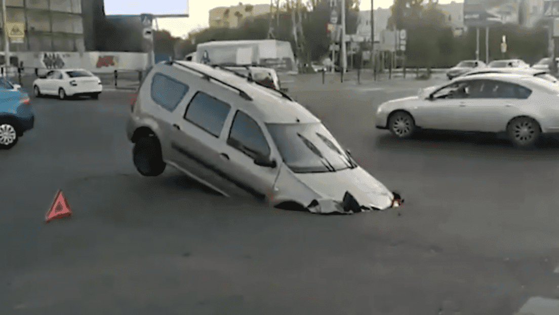 VIDEO: Captan momento exacto en que una calle se 'traga' un auto