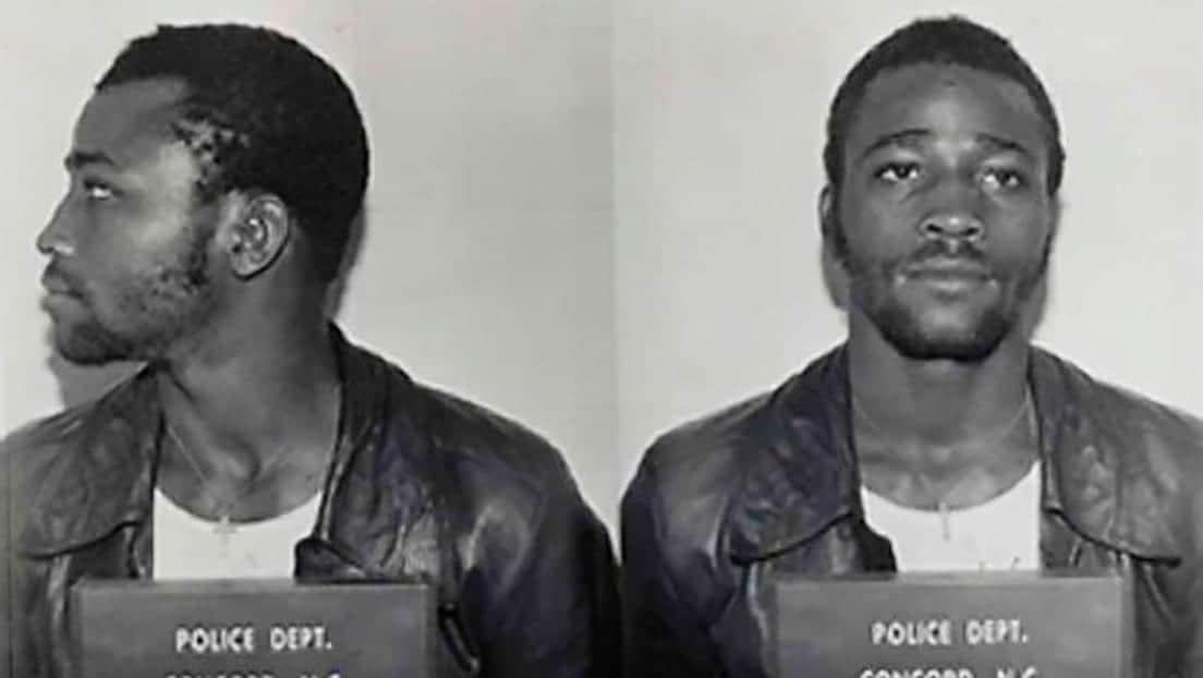 Liberan a afroamericano tras 44 años en prisión por una violación que asegura no cometió