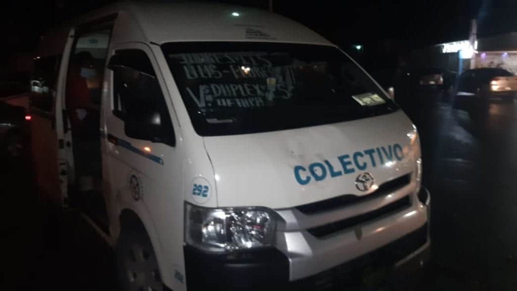 Sujeto ebrio es atropellado por combi en Playa del Carmen; milagrosamente se levanta y se va