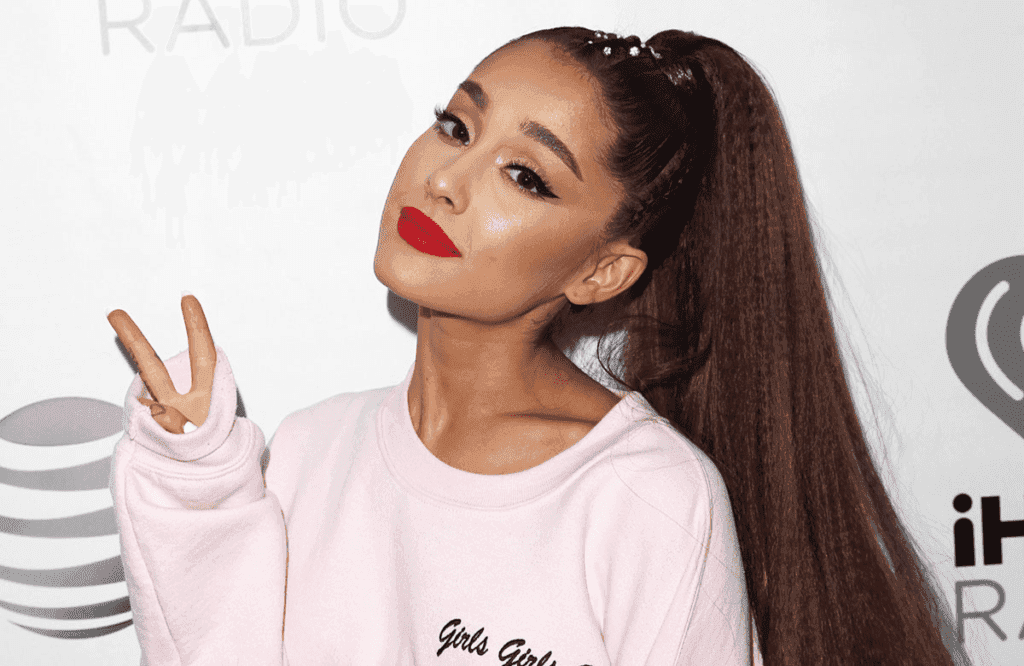 La cantante y actriz Ariana Grande lanzó su nuevo álbum