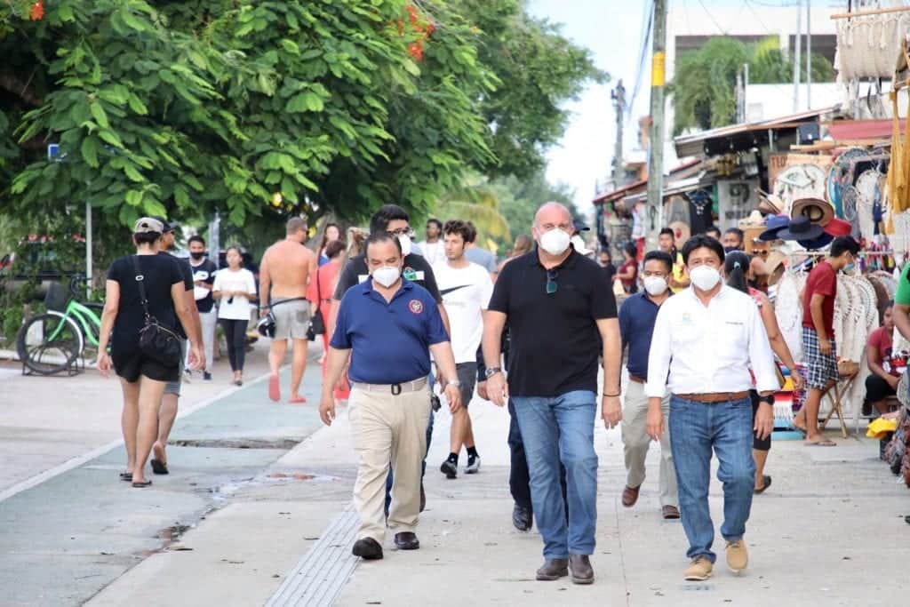 Gobierno de Tulum recorre calles y atiende necesidades tras el paso del huracán "Zeta"