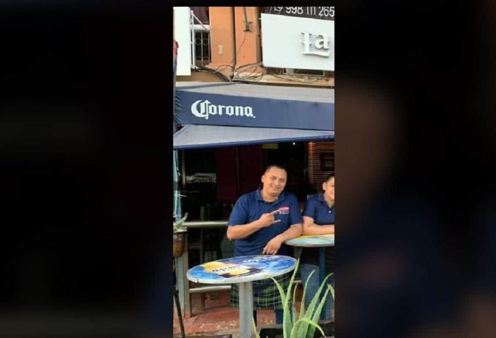 Denuncian a mesero de La Chopería por cobrar propina forzosa y agredir a clientes en Cancún