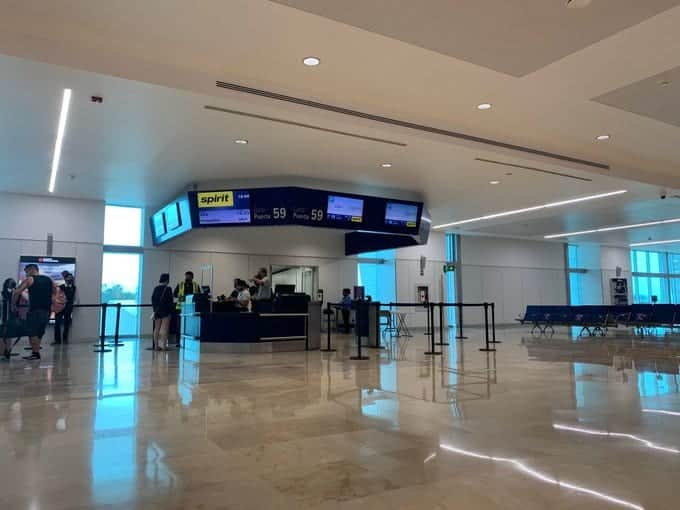 En aeropuerto, turistas intentan huir del Huracán Delta