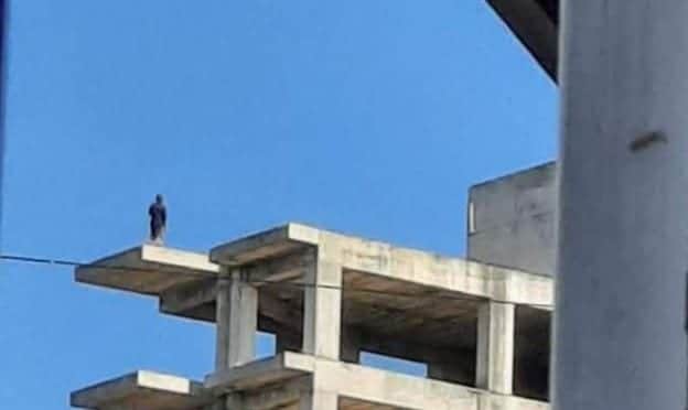 Veracruz: expolicía intenta quitarse la vida vestido de mujer