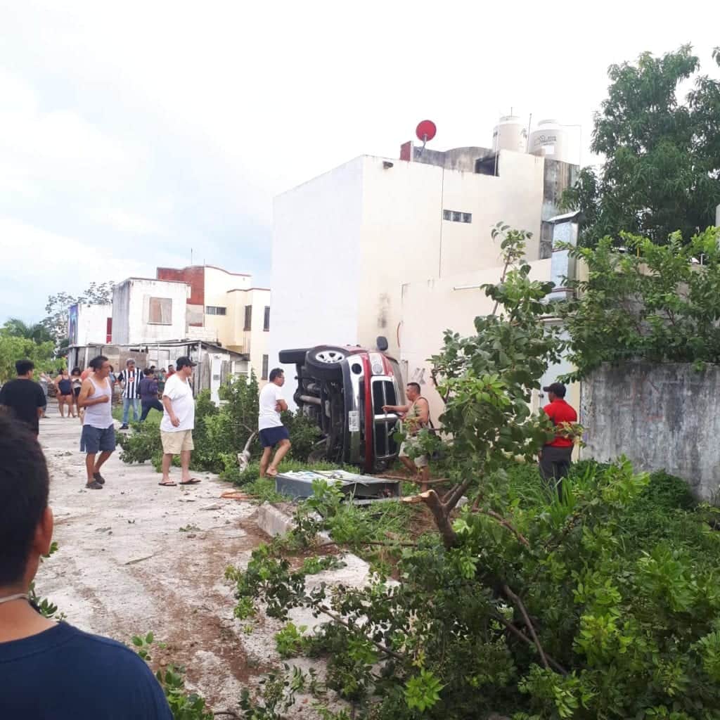 Una camioneta se vuelca de forma aparatosa y queda junto a una casa
