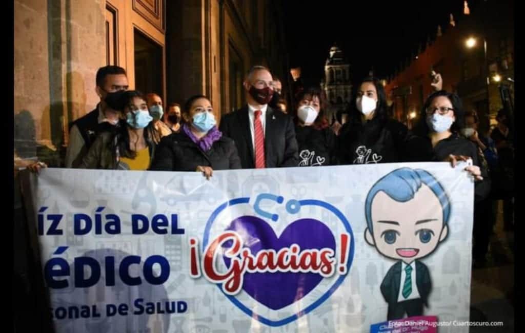 VIDEO: Fans le llevan serenata a López-Gatell por Día del Médico