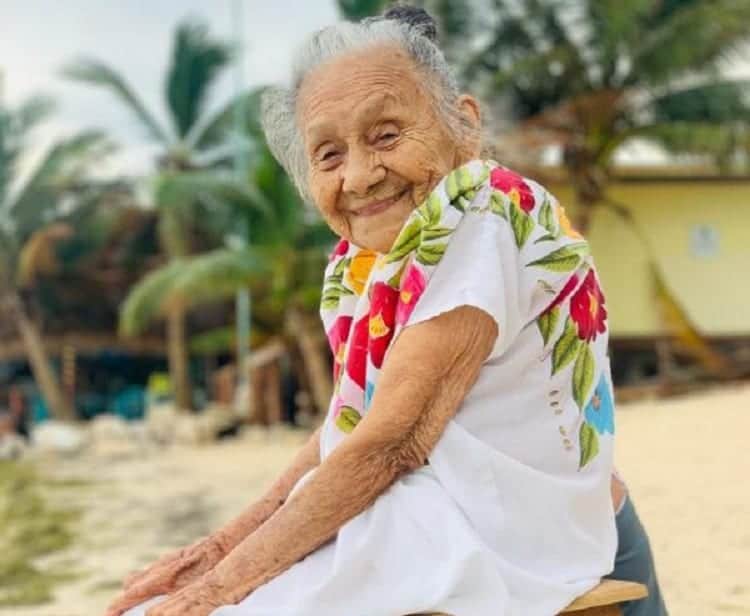 Abuelita de 97 años conoce por primera vez el mar y su reacción conmueve a miles