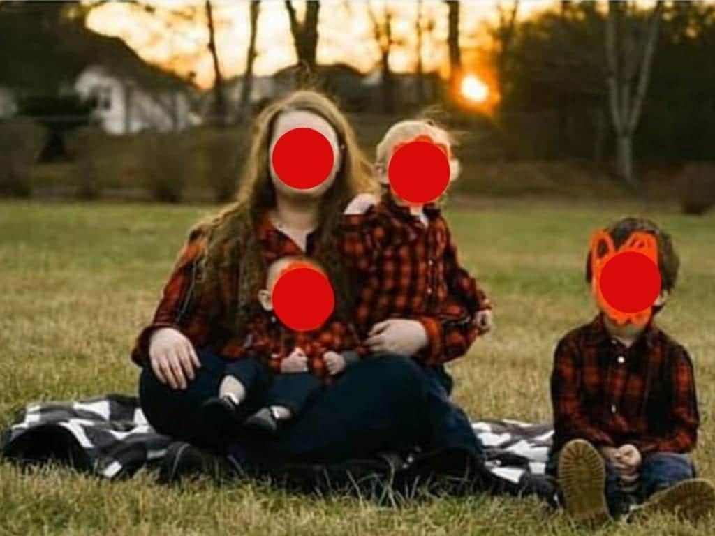 Mujer pide eliminar a su hijastro de las fotos y termina siendo viral e insultada