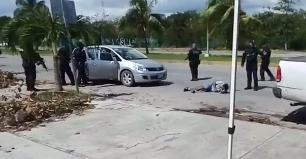 Balean a coche en Playa del Carmen; queda un muerto y un herido