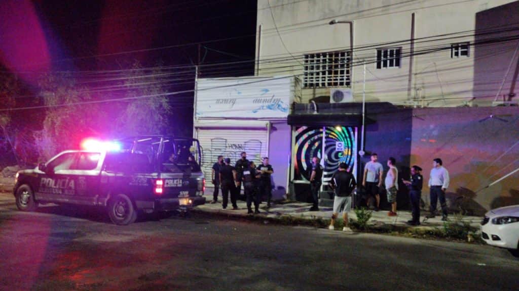 Hieren de bala a persona en barbería de Cancún