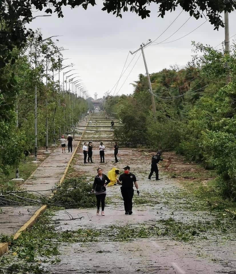 Caída de postes de luz deja incomunicado al casco antiguo de Puerto Morelos