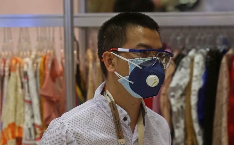 Cubrebocas con válvula no sirven para prevenir el coronavirus: Secretaría de Salud