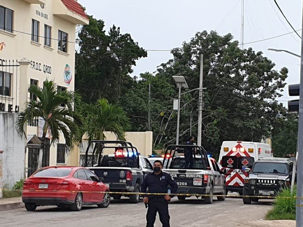 A plena luz del día, balean a automovilista en Tulum