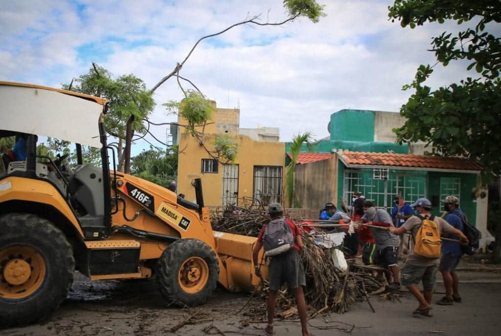 Programa 'Manos Solidarias' continúa restaurando espacios en Playa del Carmen tras paso de 'Delta' y 'Gamma'