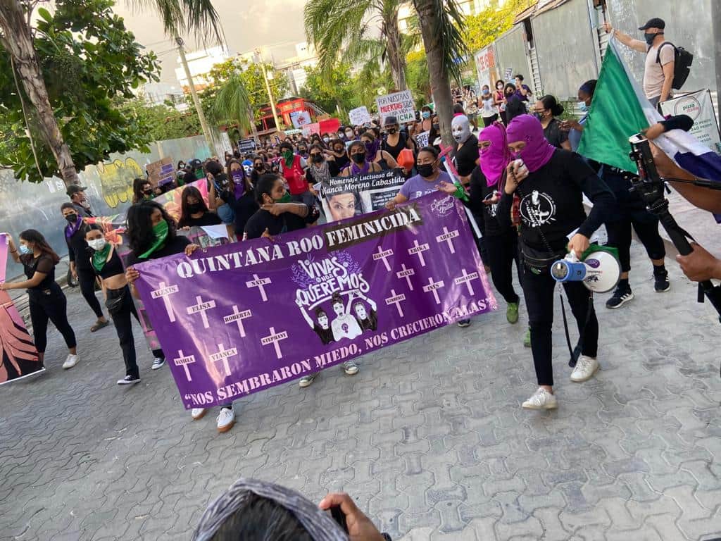 Video: Más de 300 mujeres marchan en Playa del Carmen