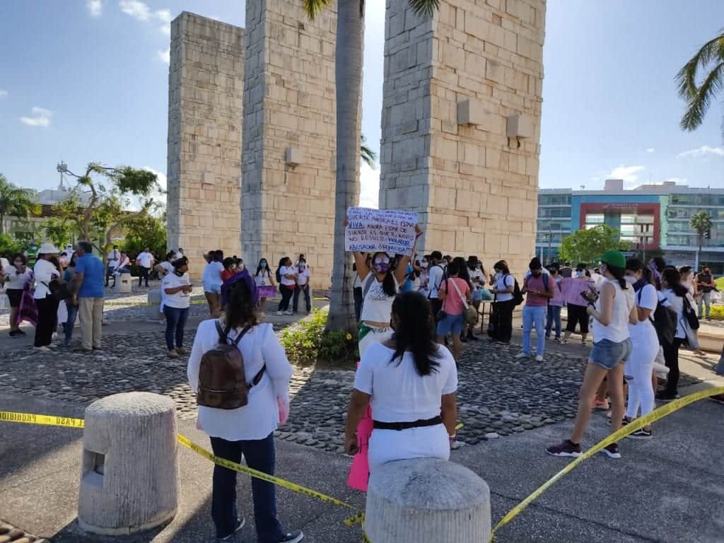 Galería: En paz marchan activistas en Cancún por feminicidios