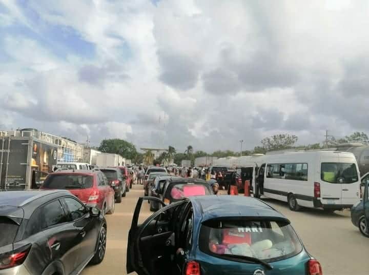 A falta de transporte marítimo, se forman largas filas para usar aerotaxis rumbo a Cozumel