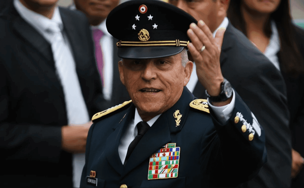 Cienfuegos llega a México y se va directo a su casa tras ser notificado por la FGR