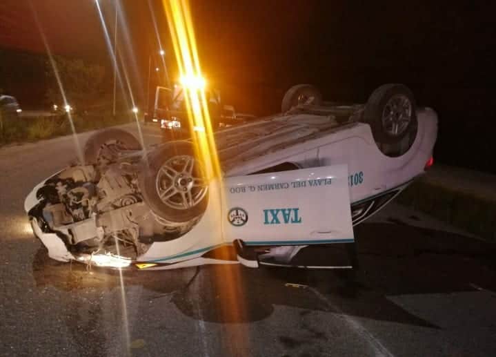 Taxista "borracho" abandona su unidad tras volcarse en Playa del Carmen
