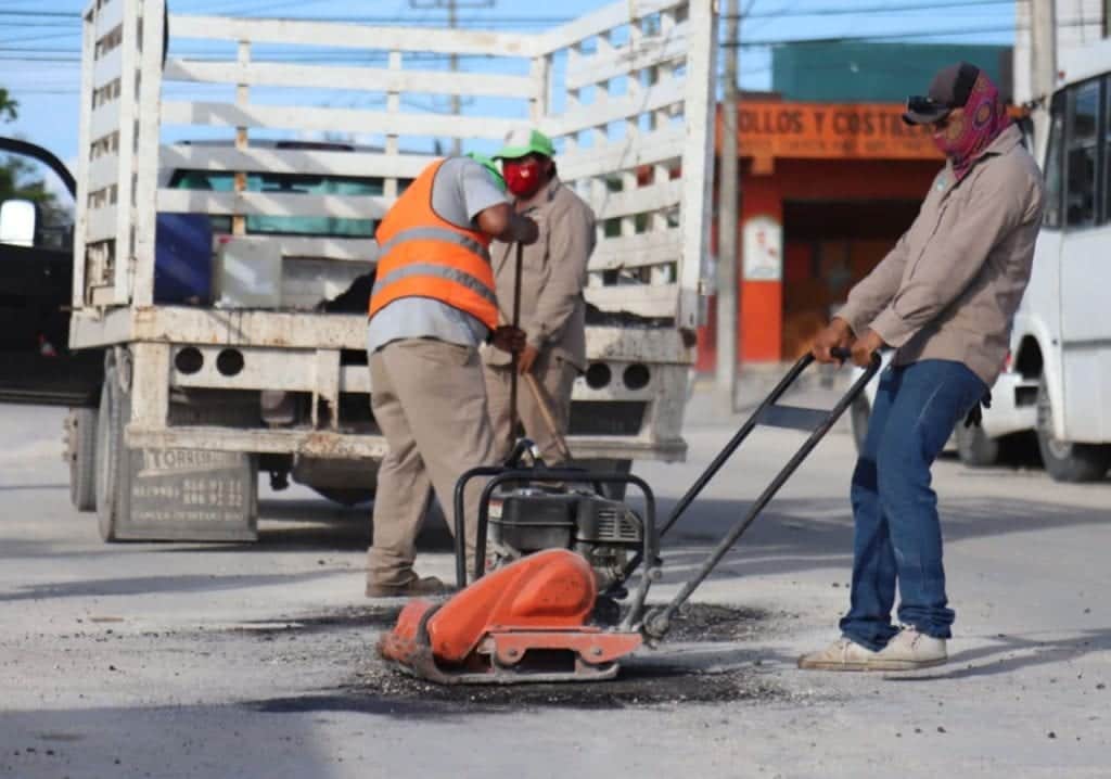 Reinician trabajos de bacheo en vialidades de Puerto Morelos