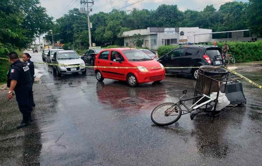 Atropellan a un hombre a bordo de su triciclo en Cancún