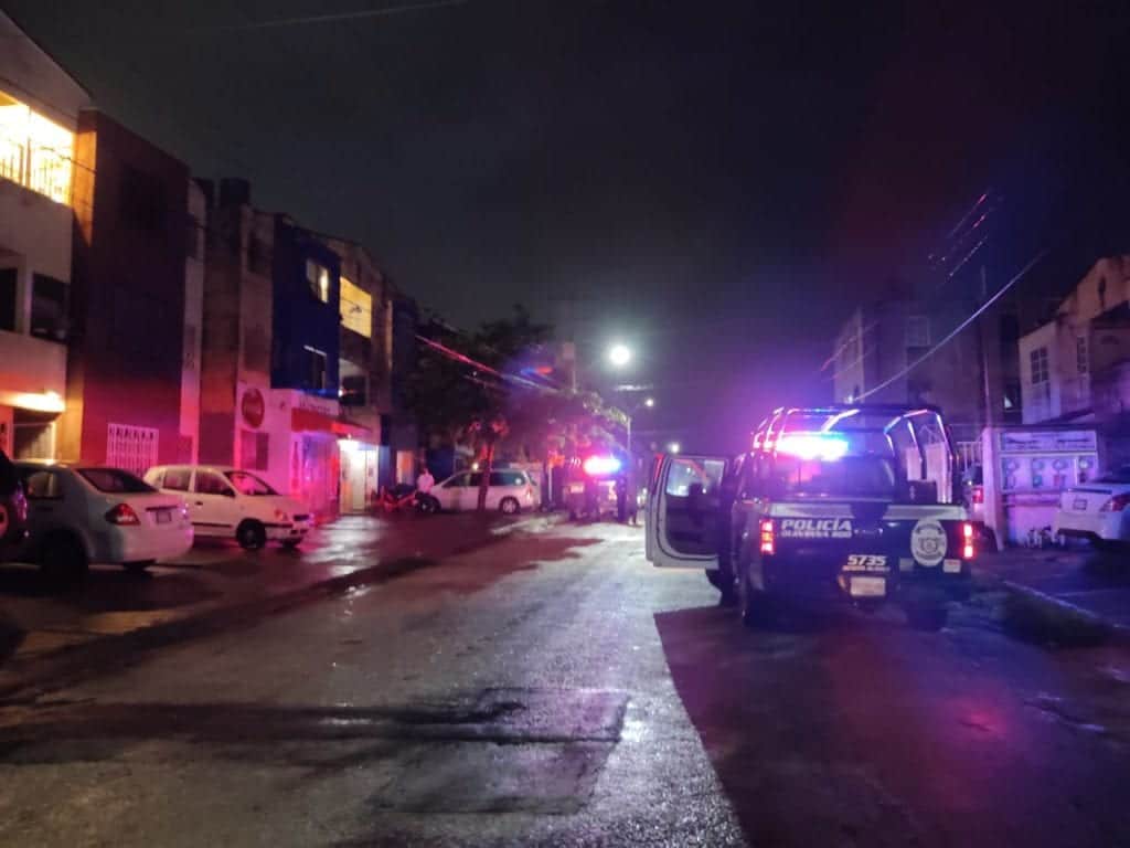 Hieren de bala a persona afuera de restaurante de Cancún