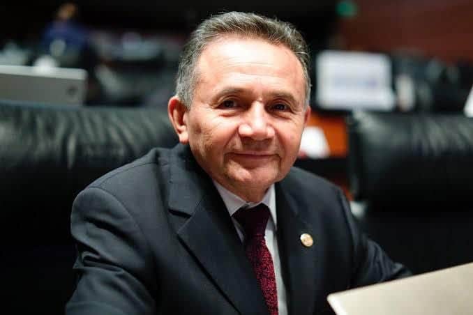 Dr. Pech da positivo a COVID-19 y se coloca en la población de alto riesgo