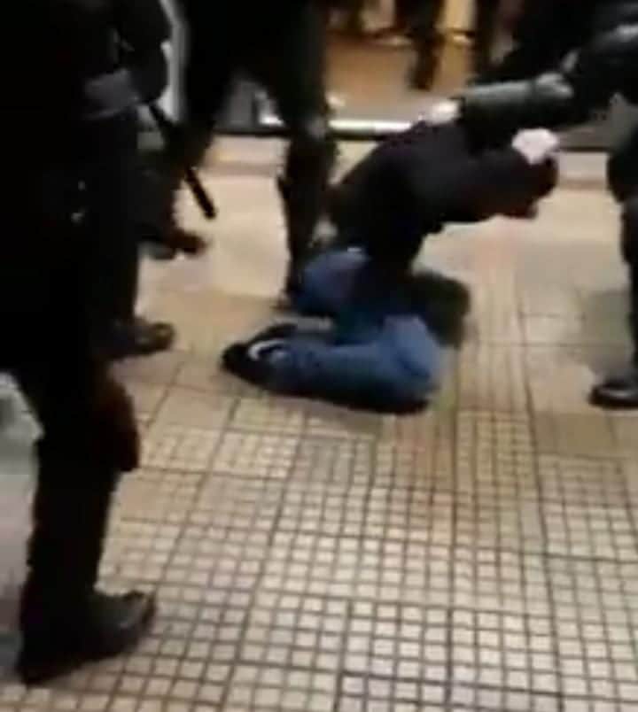 Video: Policías ingresan al metro en Francia a golpear gente sin cubrebocas