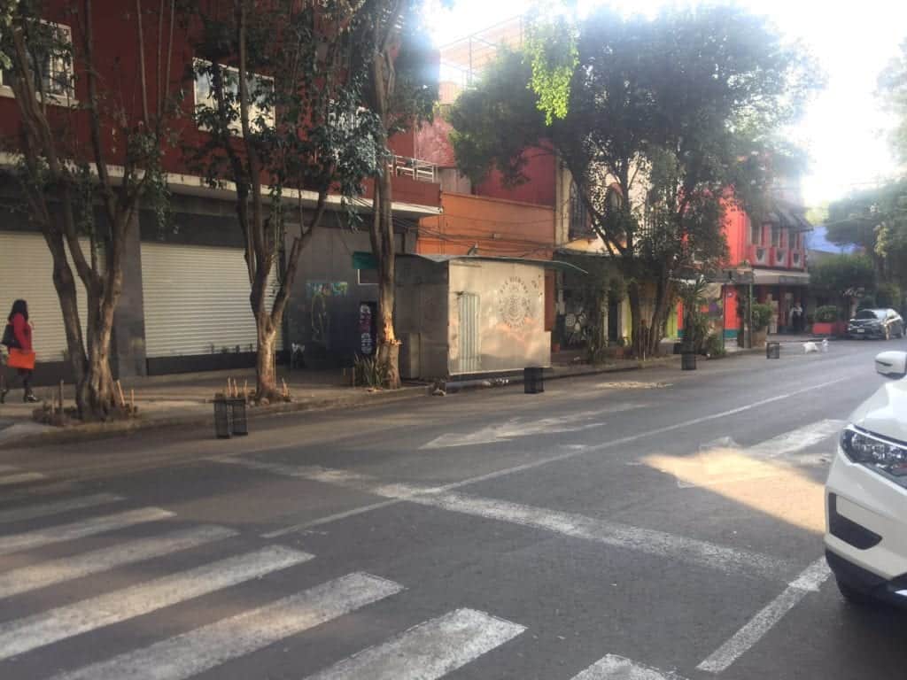 Proponen sancionar a quienes obstruyan el paso de vías públicas o estacionamientos con objetos