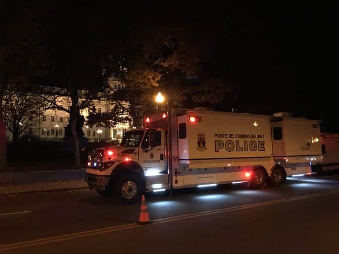 Hombre vestido con traje medieval mata a dos personas y hiere a otras cinco en Canadá