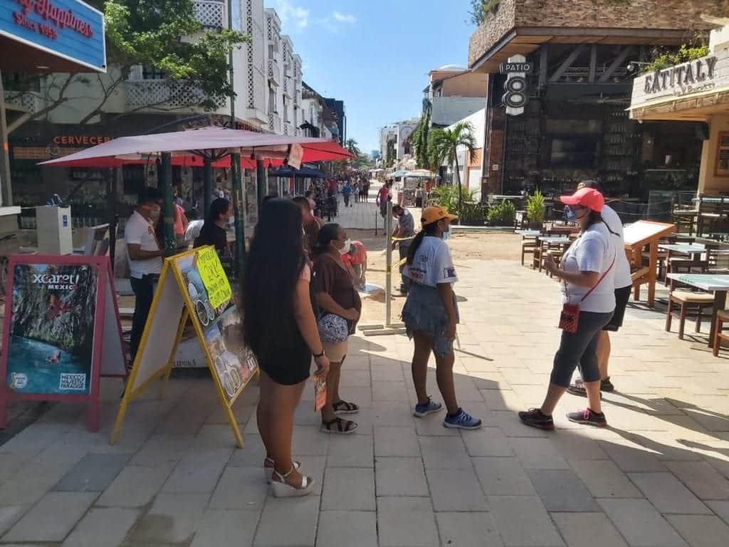 Con abundantes turistas y bonanza luce la Quinta Avenida