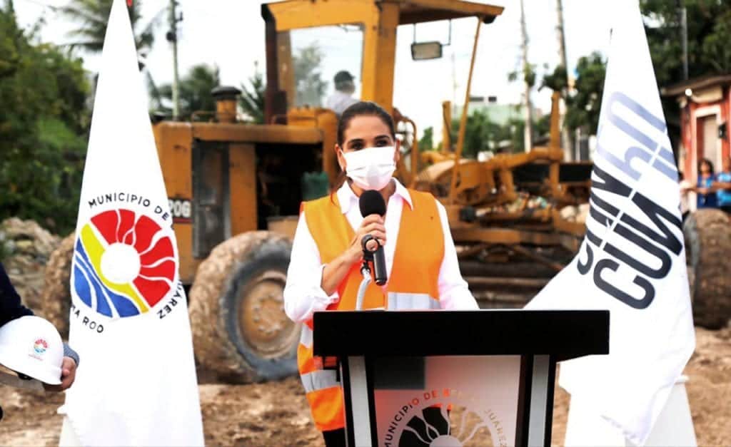 Avanzan obras para colocar pavimento, banquetas y guarniciones en la SM 235 de Cancún