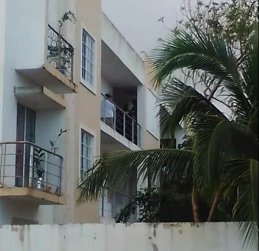 Hombre intenta suicidarse desde un edificio en Playa del Carmen y lo detienen