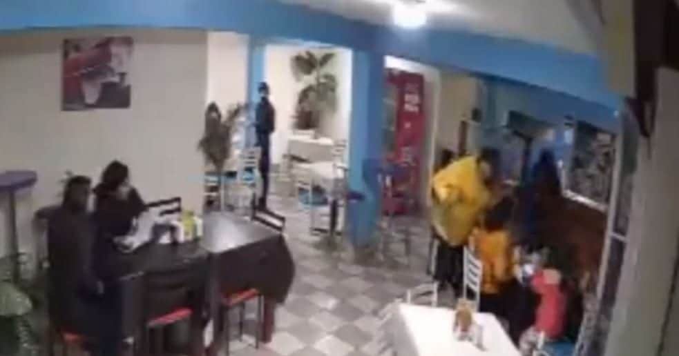 Apuntan con arma a mujer frente a su hija durante asalto en Pachuca