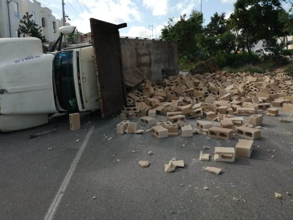 Por exceso de velocidad, se vuelca camión cargado de bloques en Cancún